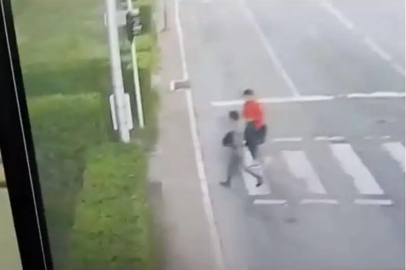 Убегающие с аккумуляторами воры попались на видео в Нур-Султане