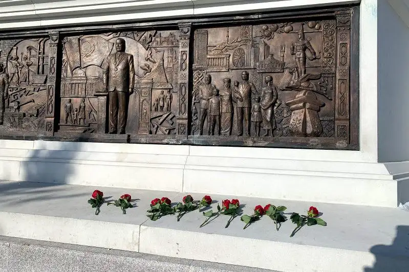 Члены этнокультурных объединений ВКО возложили цветы к монументу Независимости