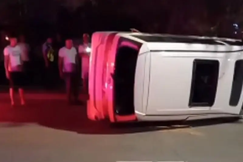 Минивэн с пьяным водителем опрокинулся в Актау