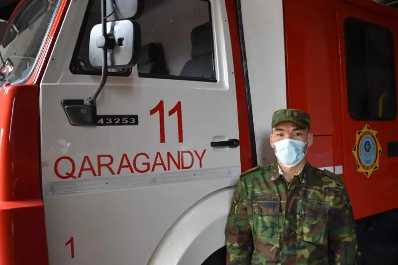 Пожарный-спасатель изготавливает снаряжение для верховой езды в Караганде