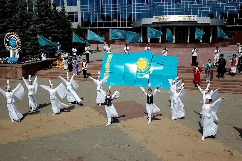 Пазл с госфлагом собрали на центральной площади костанайские активисты АНК