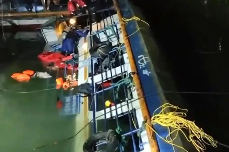 Восемь человек погибли, семеро пропали после опрокидывания судна в Китае