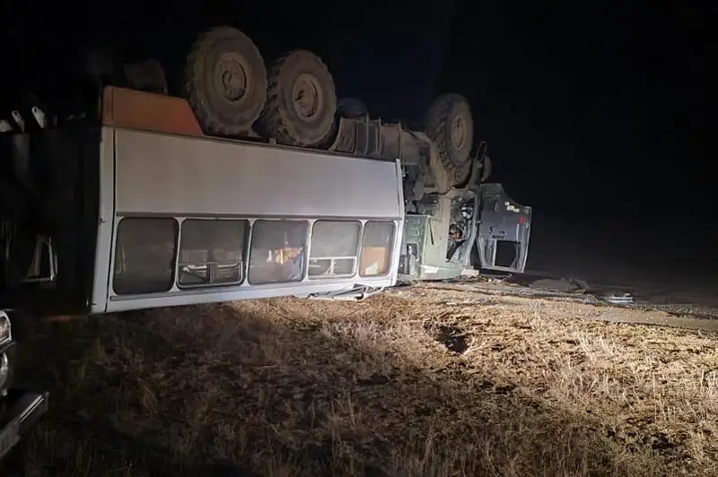 Ақтөбеде мұнайшылар мінген көлік аударылып қалды