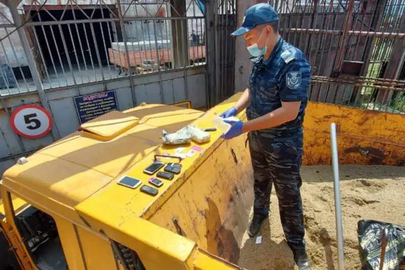 Смартфоны на грузовике пытались провести в колонию в ВКО