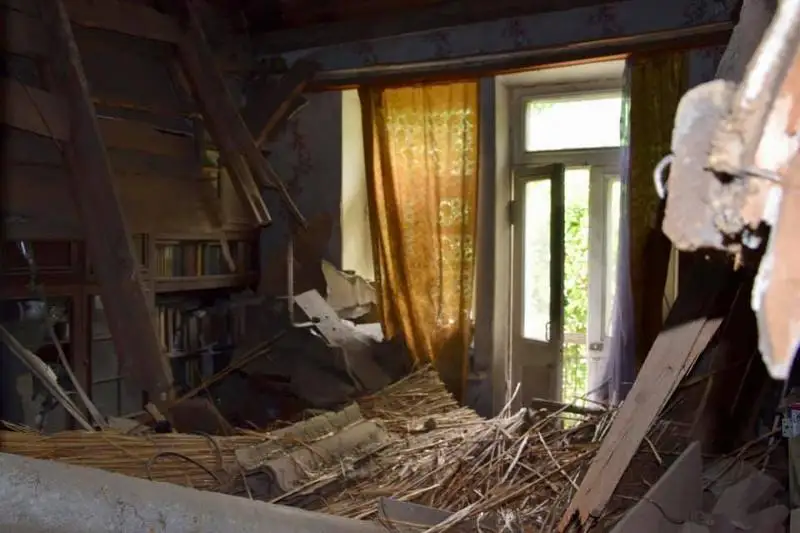 Крыша жилой двухэтажки обрушилась в Алматы