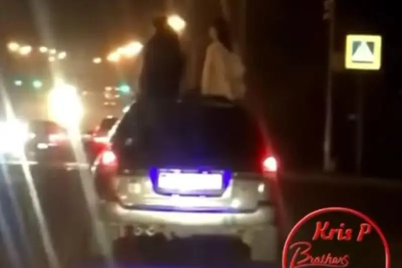Девушки ехали на крыше авто в Алматы: водителя накажут