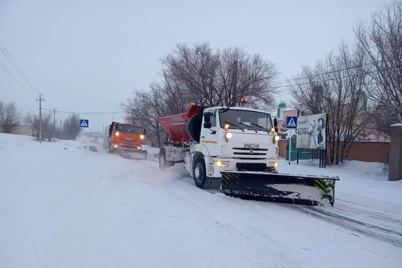 Почти 1,5 тысячи грузовиков снега вывезли из столицы за ночь