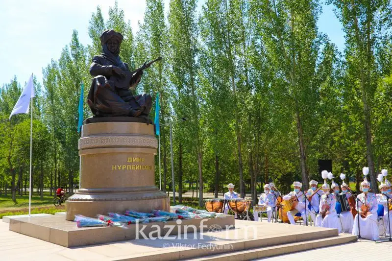 Памятник Дине Нурпеисовой торжественно открыли в Нур-Султане