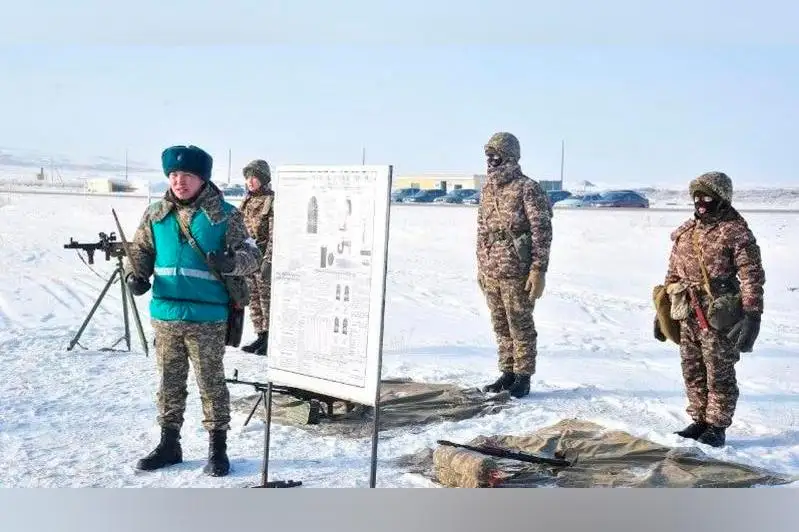 Военнослужащие казахстанской армии проходят подготовку по специальности