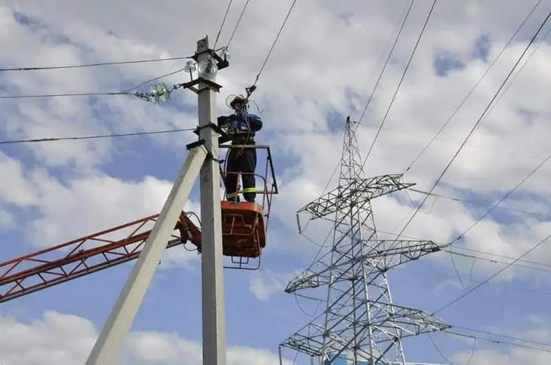 В селах Туркестанской области обновляют электрические столбы