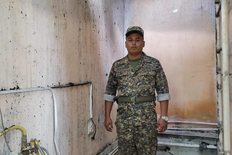 В Атырау гвардеец спас из огня пожилого мужчину