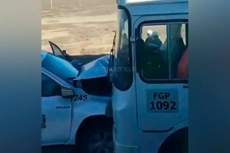 На Тенгизе автобус столкнулся с легковым автомобилем