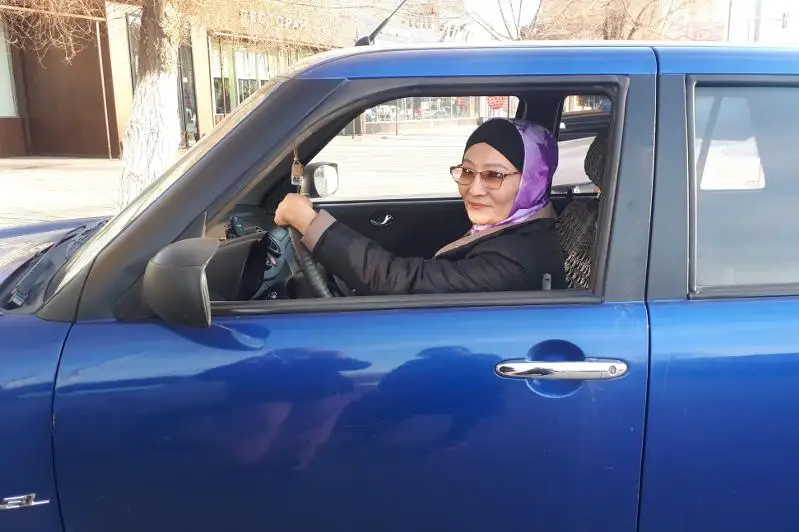 Aqtóbelik kóligimen adamdardy tegin tasyp, muqtaj otbasylarǵa kómektesip júr