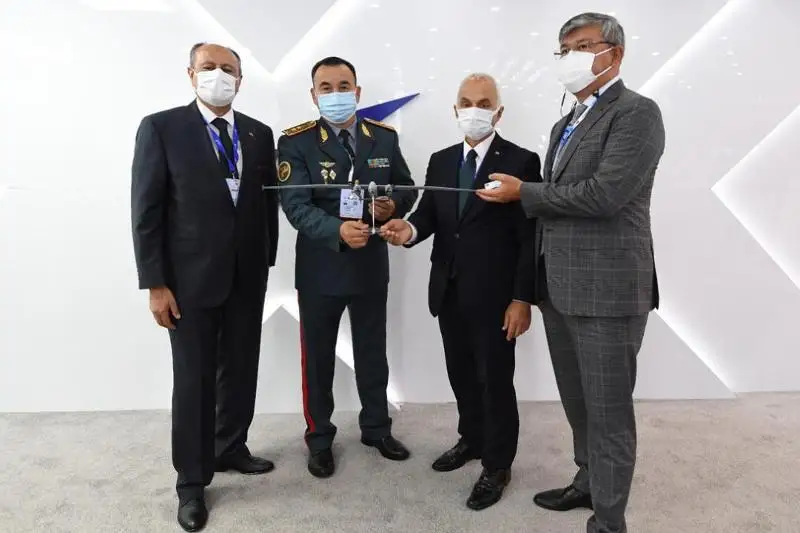 Начальник Генерального штаба посетил выставку оборонной промышленности в Стамбуле