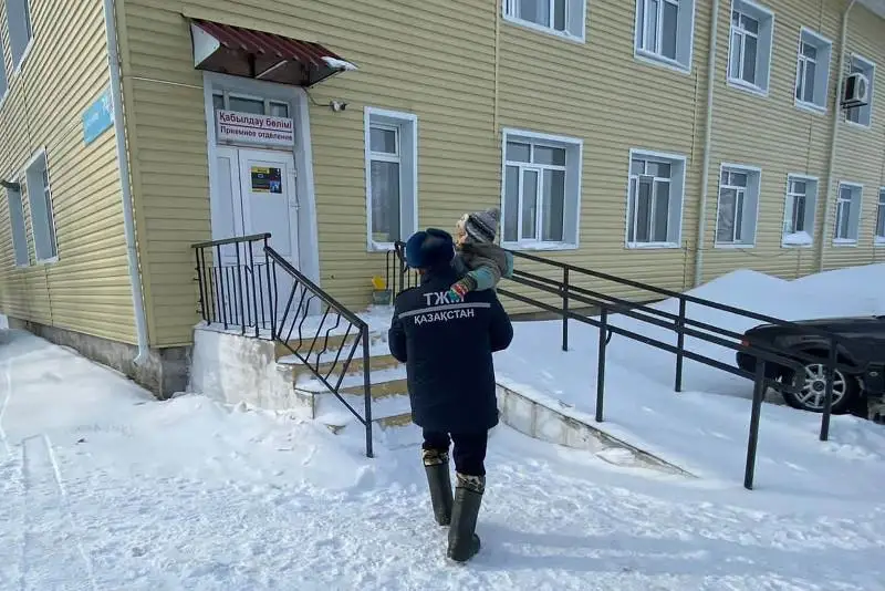 Из отдалённой зимовки помогли транспортировать больного ребёнка костанайские спасатели