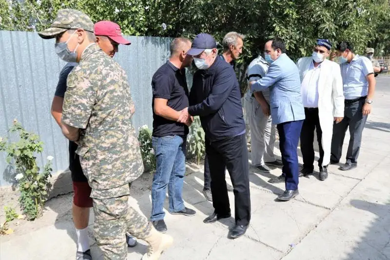 Министр обороны навестил семьи погибших при взрывах в Жамбылской области