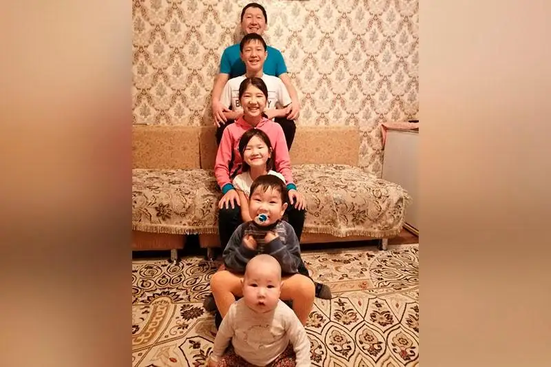 Otbasy kúni: ShQO-da kópbalaly áke qutqarýshy bolyp jumys isteıdi