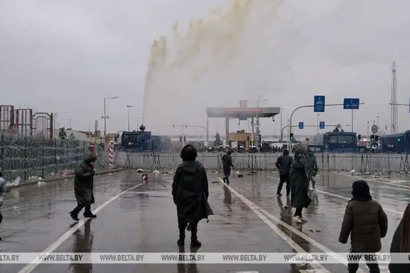 Попытка штурма мигрантами границы Беларуси и Польши: против них применили слезоточивый газ