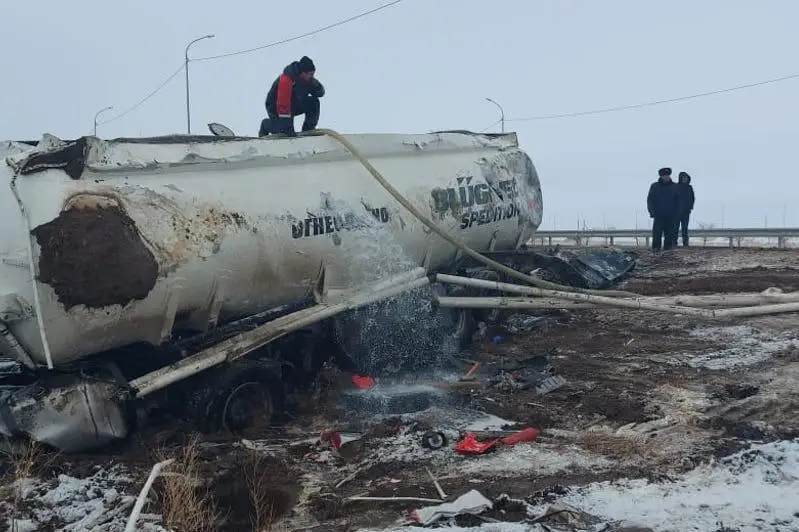 Взрыв бензовоза предотвратили на трассе в Павлодарской области