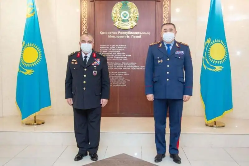 Erlan Turǵymbaev Túrkııa Jandarmerııa Bas qolbasshysynyń orynbasary Zafer Kochpen kezdesti