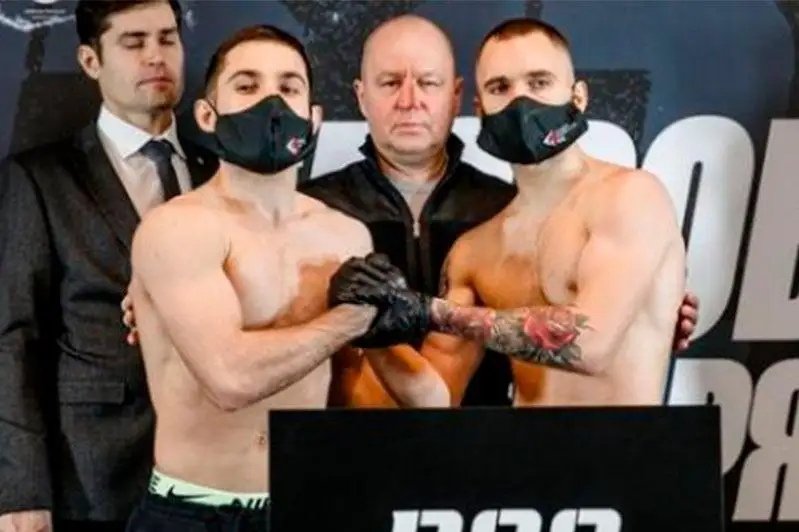 Казахстанский боксер прошел взвешивание перед вечером бокса в  Екатеринбурге