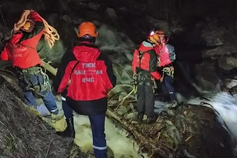 Всю ночь спасали мужчину, потерявшегося в горах Алматы