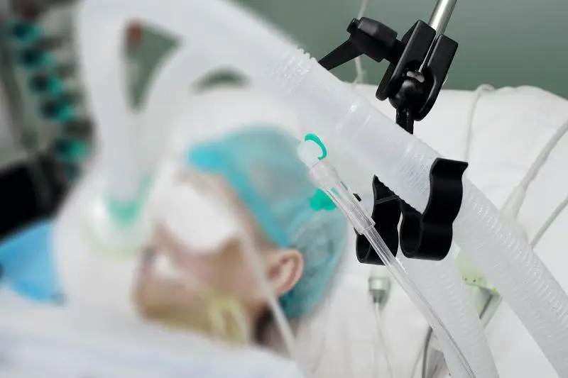 Сколько больных COVID-19 находятся в реанимации в Атырау