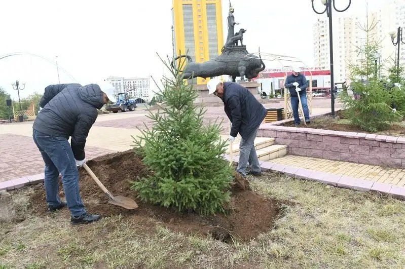 Почти 3 тысячи деревьев высадили во время субботника в Нур-Султане