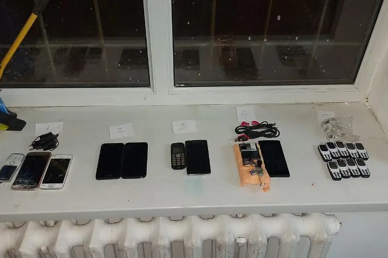 17 телефонов с аксессуарами перебросили ночью в колонию особого режима в Нур-Султане