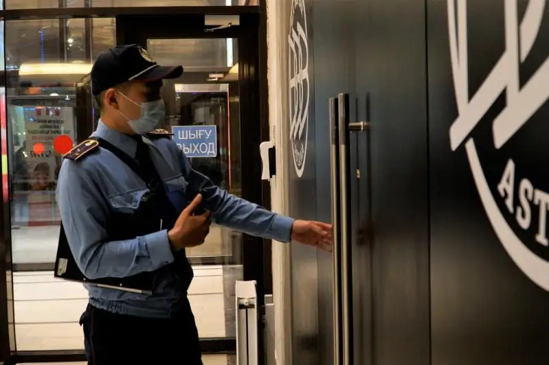 В одном из столичных кафе собралось свыше 70 посетителей