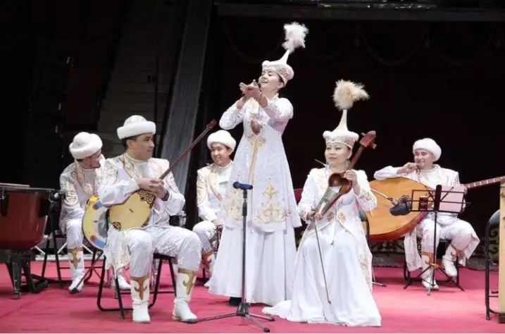 Солисты карагандинской филармонии учили детей основам вокала