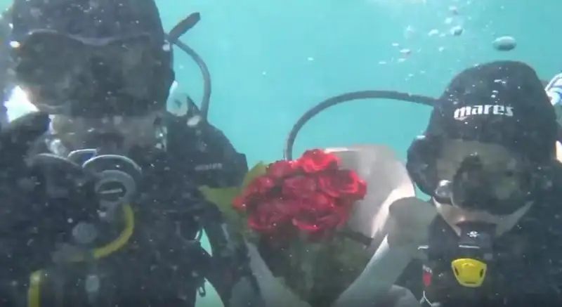 Предложение руки и сердца под водой на Каспии сделал житель Актау