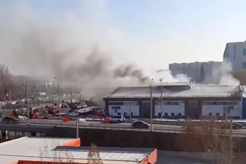 Крупный пожар в торговом центре произошел в Алматы