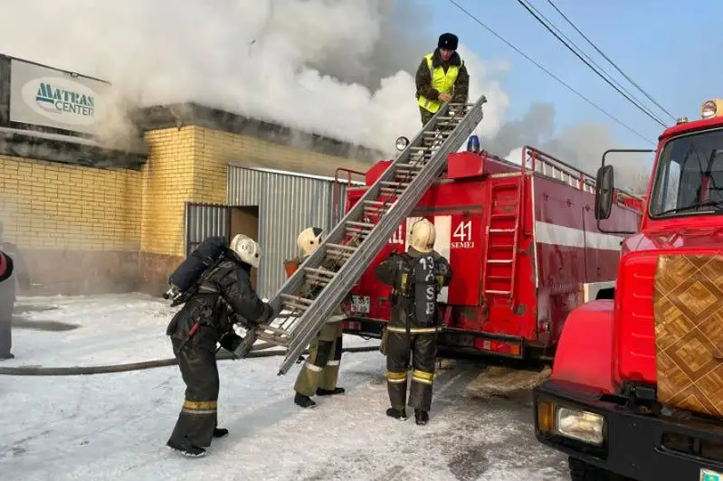 Пожарные спасли женщину из горящего магазина в Семее