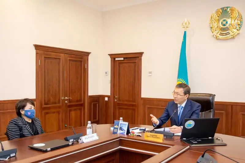 Глава Центризбиркома вручил удостоверение и нагрудный знак депутату Сената Ляззат Калтаевой