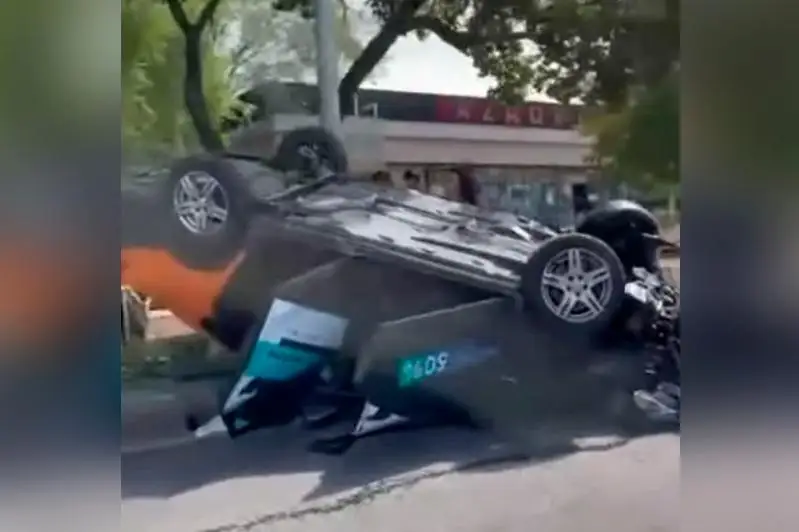 Автомобиль каршеринга перевернулся в Алматы