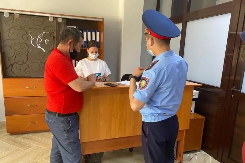 Еще 12 заведений столицы наказали за нарушение карантина