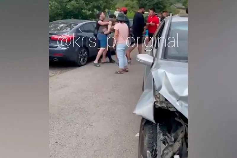 Водитель устроил драку после массового ДТП в Алматы