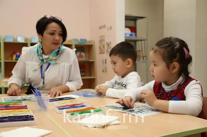 Almaty mektepteri men balabaqshalarynda oryn tapshylyǵy qashan sheshiledi