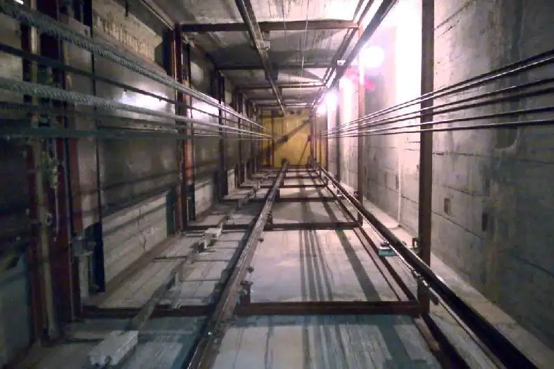 Монтеры упали с 15-го этажа в шахту лифта в Атырау