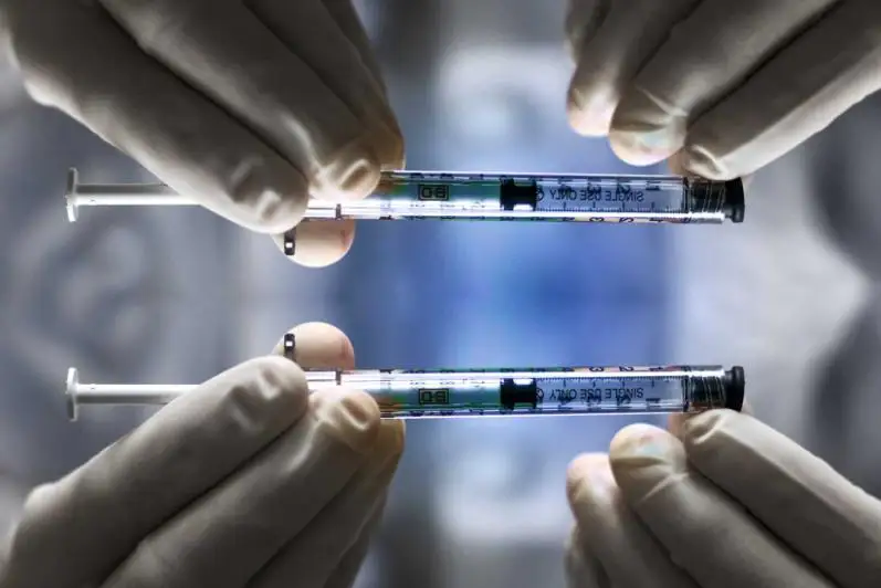 Фейк: На сертификатах о получении бустерной дозы указано, что вакцина контролируется при помощи 5G