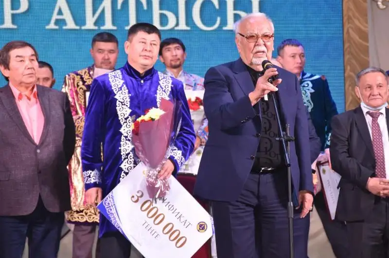Жезказганский акын стал обладателем Гран-при республиканского айтыса в Караганде