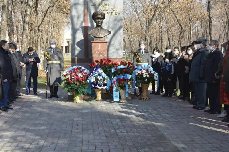 В память о Халык Каһарманы Газизе Байтасове в Таразе провели традиционный митинг