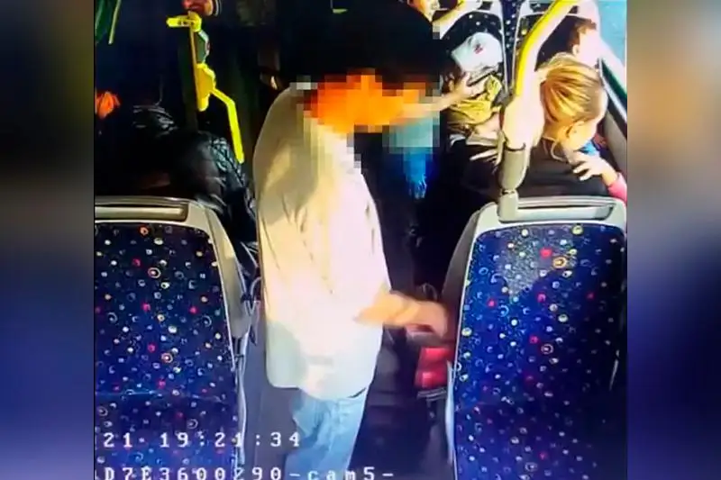 Elordada avtobýsta bolǵan urlyq beınebaqylaý kamerasyna túsip qalǵan