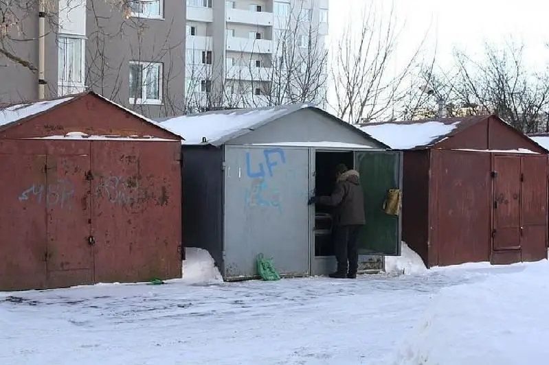 Несанкционированные гаражи во дворах сносят в Алматы
