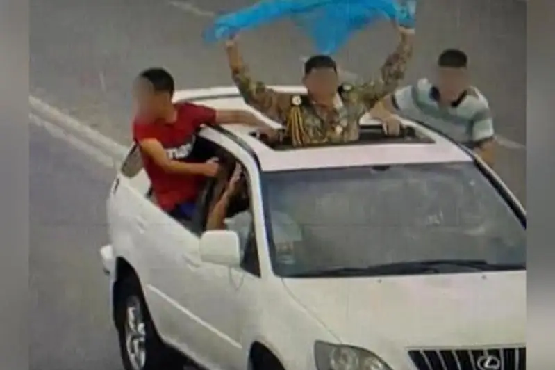 Встреча друга из армии закончилась штрафами для водителей и пассажиров в Атырау