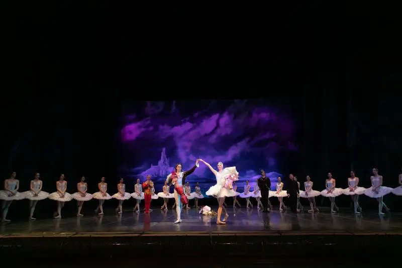 «Лебединое озеро» в исполнении звезд балета показали в Алматы