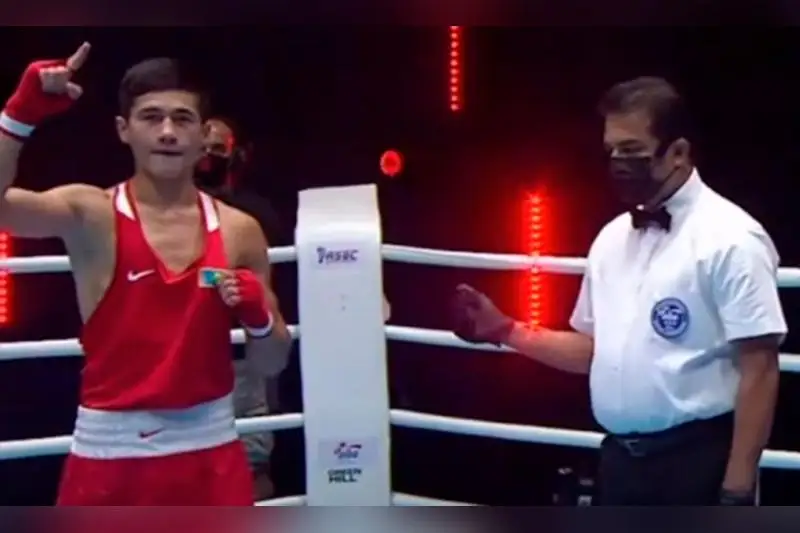 Призер чемпионата Азии по боксу из Казахстана отправил таджика в нокдаун и вышел в финал МЧА-2021