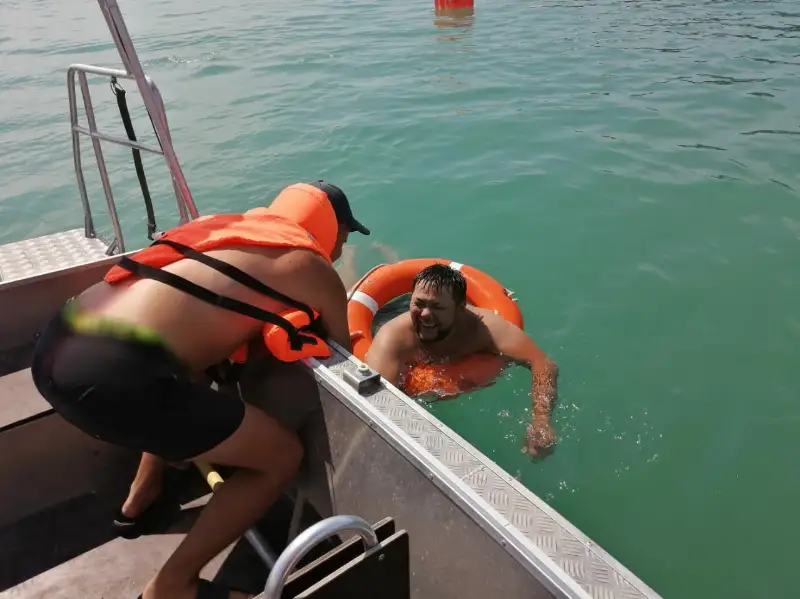 Alakólde alysqa júzip ketken er adam jaǵaǵa jete almaı qalǵan