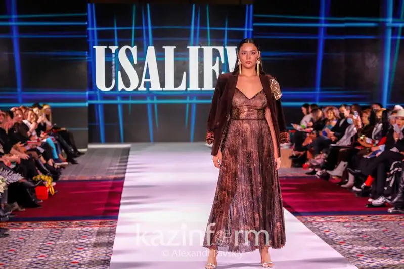 Казахстанские дизайнеры представили необычные коллекции в Алматы